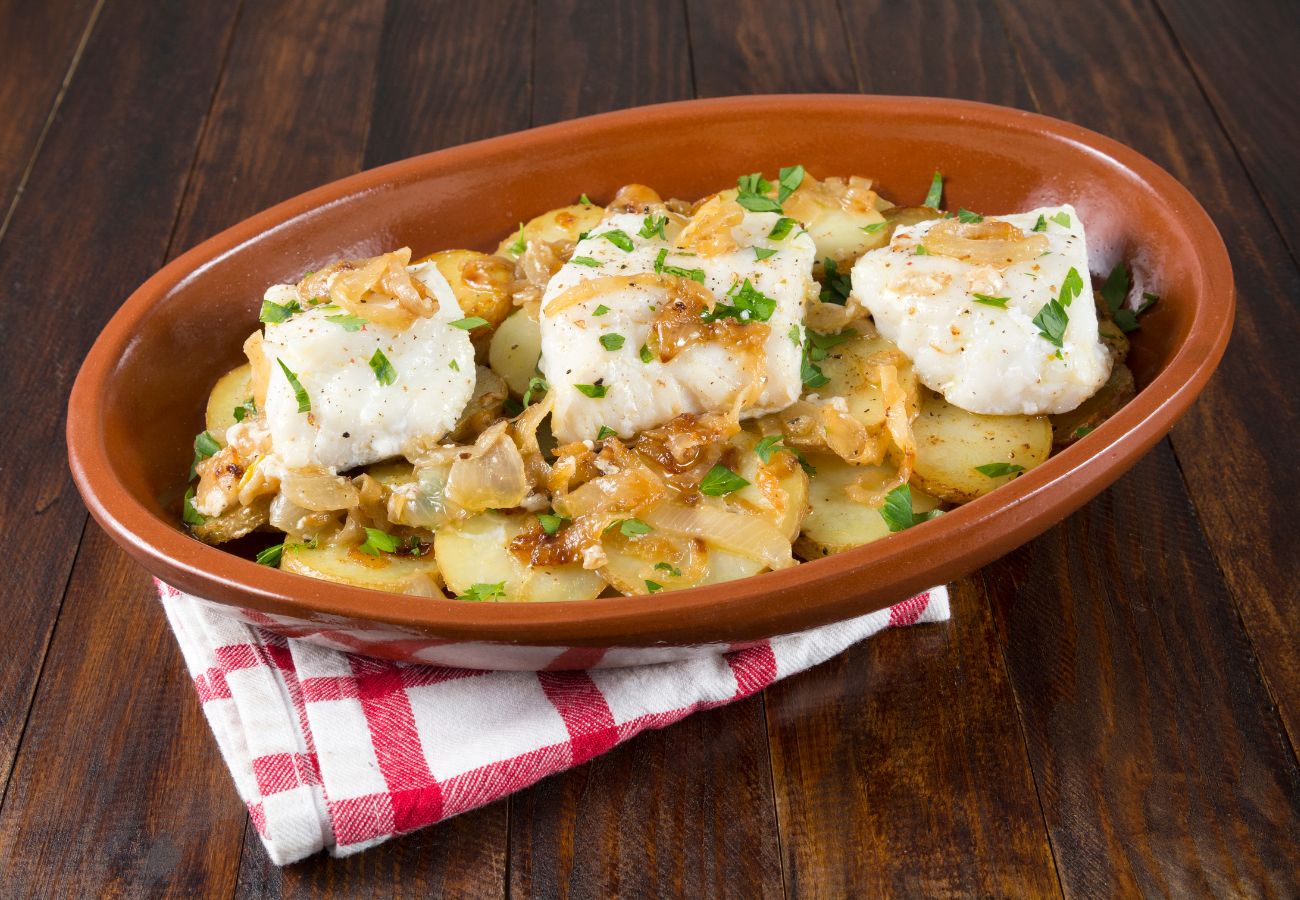 Bacallà al forn amb patates i ceba, recepta tradicional dels pobles costaners