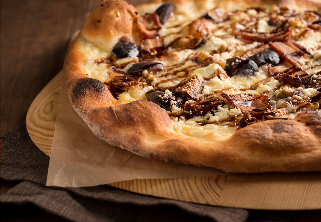 pizza d'albergínia amb mel i nous